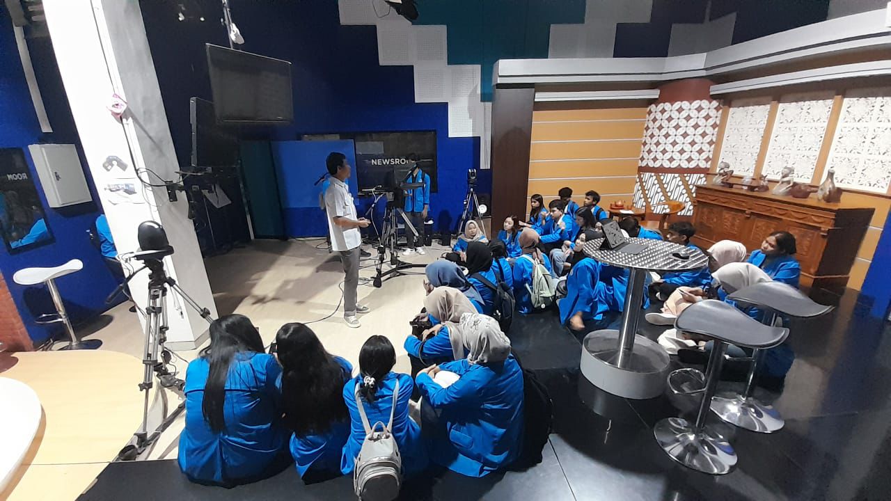 Diskusi interaktif didalam studio berita