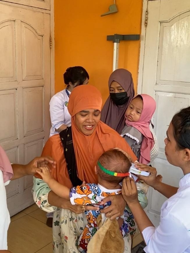 Pemeriksaan Balita oleh Mahasiswa
